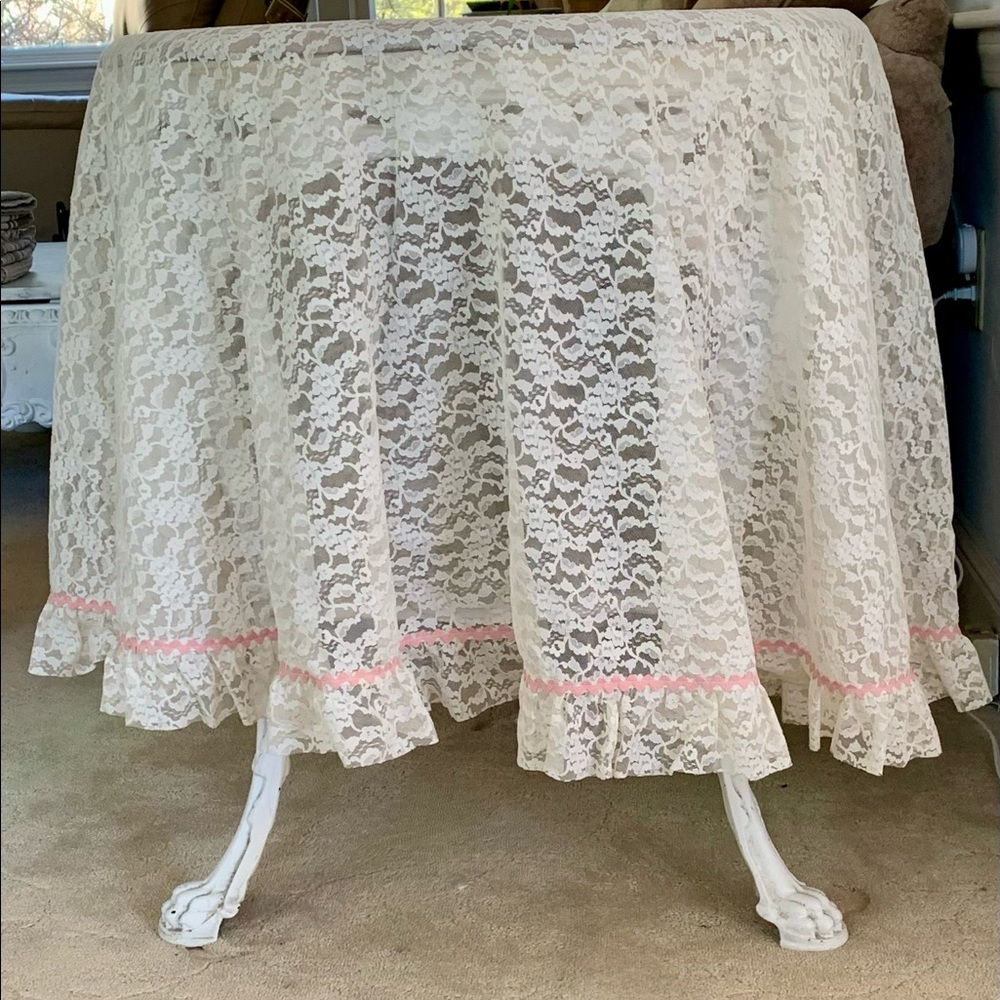 ☃️ 🎁Vtg Lace Tablecloth. UNDER TREE!  Handmade SHABBY CHIC. Ivory. 64” round.